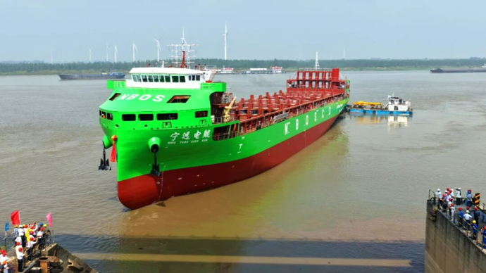 汗青性突破！全球最大万吨级纯电动智能海船，成功下水