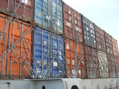 22层楼高的海运集装箱船风浪中高耸不倒是什么原因？